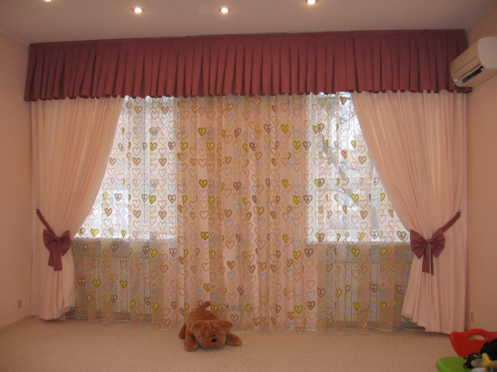Decorare due finestre del soggiorno con una tenda