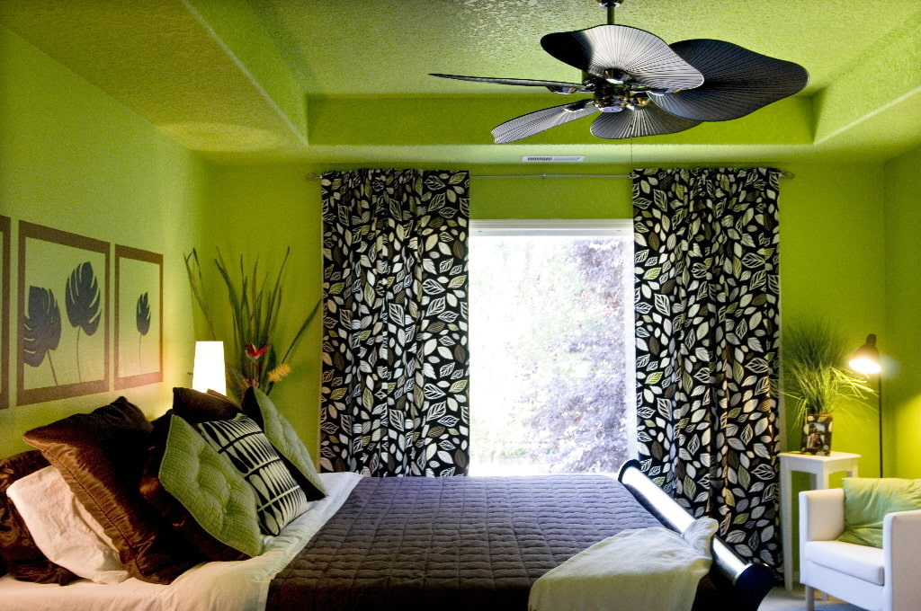 Tende colorate in una camera da letto con soffitto verde