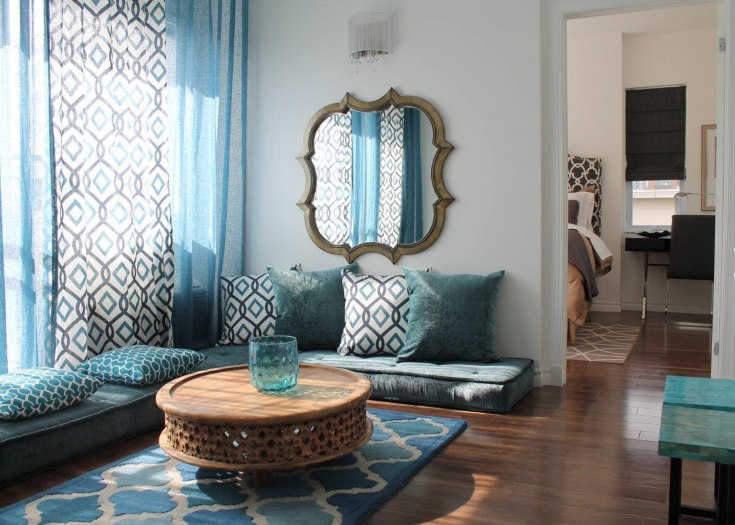 Decorare la parete dell'ingresso con uno specchio con cornice originale