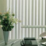 Fiori freschi in un vaso sulla scrivania