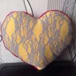 Cuscino giallo con fiori a forma di cuore