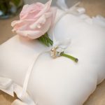 Fiori e piante vive non solo decoreranno l'accessorio, ma riempiranno anche l'ambiente festivo con un aroma raffinato.