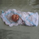 Coperta bianca traforata con nastro blu per la dimissione