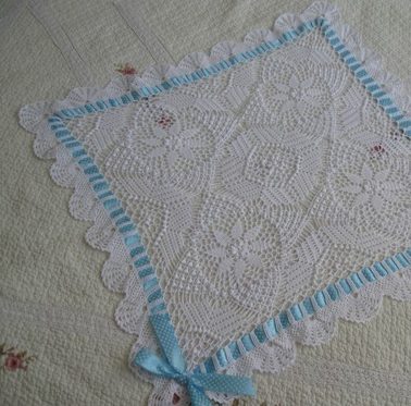 Coperta lavorata a maglia traforata