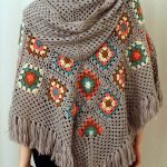 Il quadrato della nonna si adatta perfettamente a un poncho per ragazzi