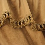 Tessuto marrone con frange decorative