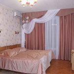 Lambrequin bianco e rosa con copriletto rosa