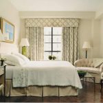 Lambrequin bianco e verde per una camera da letto luminosa