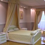 Lambrequin bianco e giallo per la finestra e per il baldacchino sopra il letto