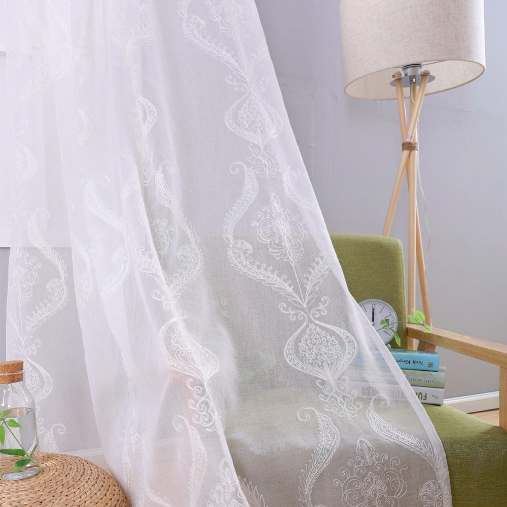 Tenda bianca come la neve in tulle sottile