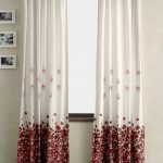 Tende bianche con fiori rossi su ganci in velcro