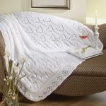Coperta bianca traforata con cuori