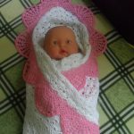 Coperta bianca con rifiniture all'uncinetto rosa
