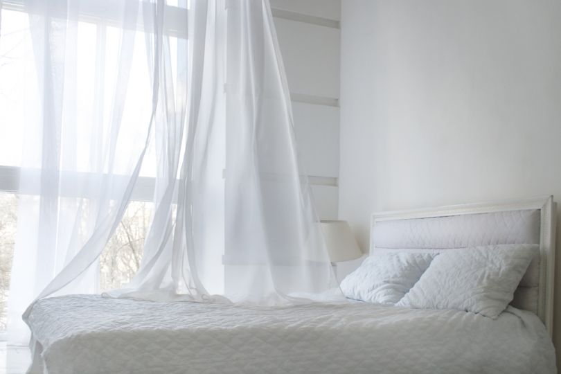 Tenda di tulle sulla finestra della camera da letto dopo la sbiancatura