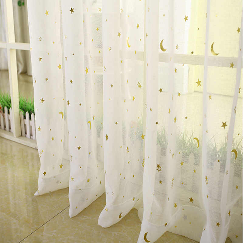 Tulle bianco con stelle sulla finestra della cameretta dei bambini