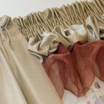Sbuffo combinato di tenda e tulle