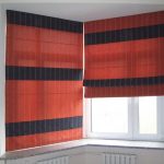 Tende nere e rosse per finestre con chiusura in velcro