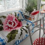 Meravigliosa coperta con una rosa fatta di quadrati multicolori