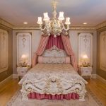 Lambrequin floreale con tende rosa per camera da letto