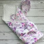 Coperta floreale con sciarpa e fiocco, isolata con peluche