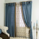 Tende blu e oro su una cornice rotonda