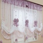 Decorazioni lilla su tende bianche