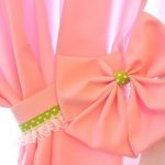 Fiocco rosa su tende dello stesso colore