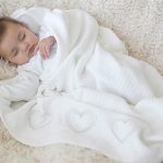 Coperta bianca per bambini con cuori