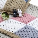 Copertina e cuscino per neonati realizzati con quadrati singoli