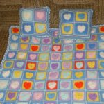 Coperta per bambini con cuscini realizzati con fili multicolori