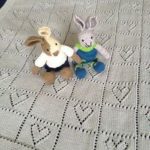 Coperta lavorata a maglia per bambini con cuori traforati
