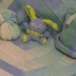 Coperta per bambini lavorata a maglia su ferri da maglia su 10 anelli