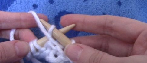 Posizionare il filo di lavoro sul ferro da maglia sinistro sopra l'ultimo anello.