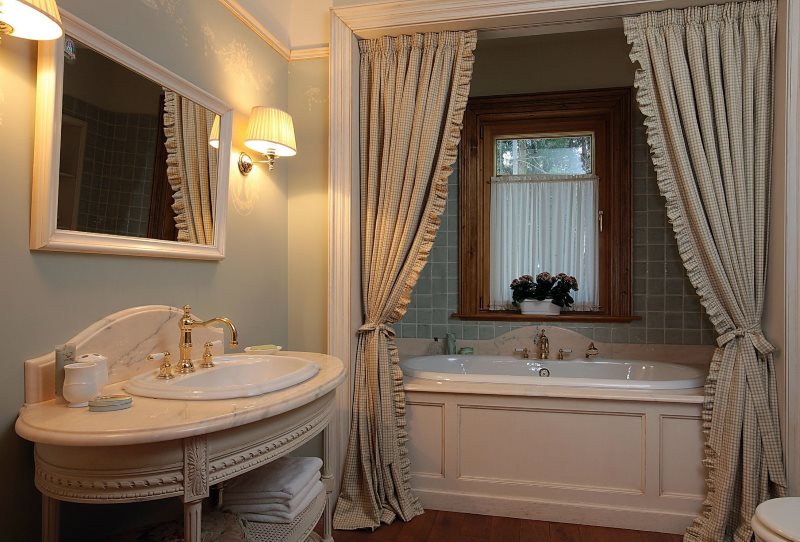 Tende costose all'interno del bagno di una casa privata
