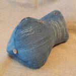 Cuscino ortopedico in denim con osso