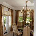 Lampadario con candele sul soffitto del soggiorno