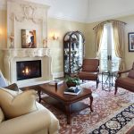 Decorare una finestra ad arco con tende eleganti
