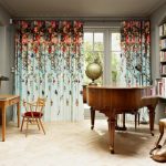 Tende luminose in una stanza con librerie