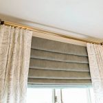 Punte decorative in filo metallico su un tubo per asta di tenda