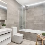 Piastrelle di grande formato sulla parete del bagno