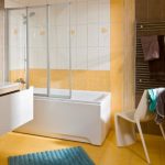 Piastrelle di ceramica gialle sul pavimento del bagno