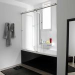 Progetto di un bagno con finestra in una casa privata