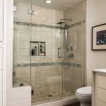 Interno del bagno con cabina doccia