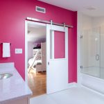 Porta scorrevole in un bagno spazioso