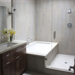 Bagno con doccia dietro la porta in vetro