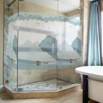 Parete divisoria in vetro con motivo nel bagno