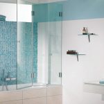 Parete divisoria pieghevole in un bagno moderno