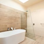 Parete divisoria in vetro fissa in un ampio bagno