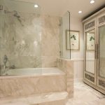 Faretti sul soffitto del bagno