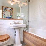 Finitura in legno nel bagno